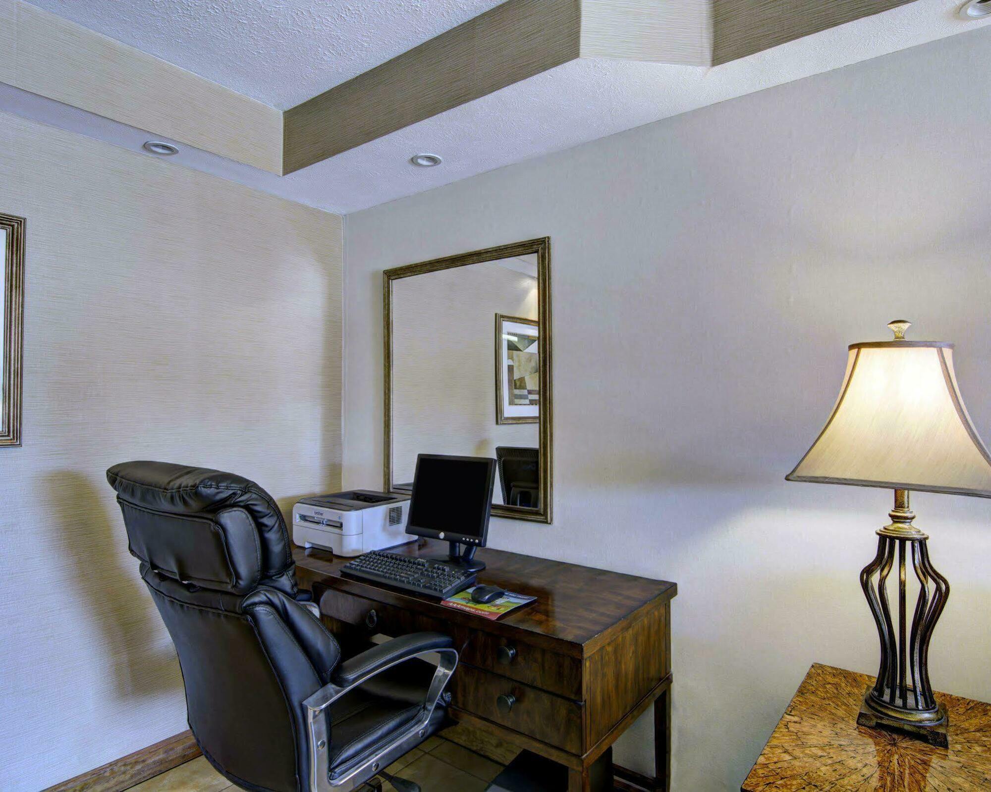 Clarion Pointe Beckley Hotel Bagian luar foto