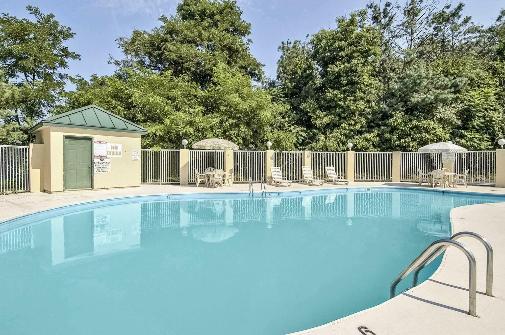 Clarion Pointe Beckley Hotel Bagian luar foto